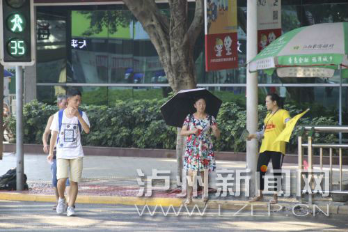 絕大多數市民都做到了自覺禮讓斑馬線，不橫穿馬路，不翻越欄桿，做到車讓人、人讓車2.JPG