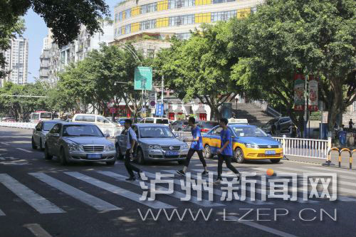 四川警察學院前的斑馬線沒有紅綠燈，但過往車輛見到有行人過斑馬線都會禮讓行人