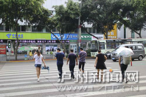 絕大多數市民都做到了自覺禮讓斑馬線，不橫穿馬路，不翻越欄桿，做到車讓人、人讓車
