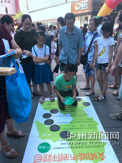 市民在宣傳點參加創文趣味游戲。 記者 朱虹 攝